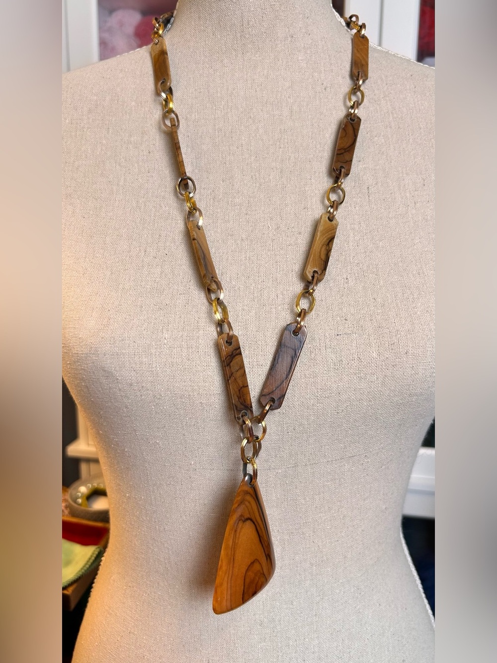 Vintage 60s-70s mid-century modern natural wood statement necklace pear pendant